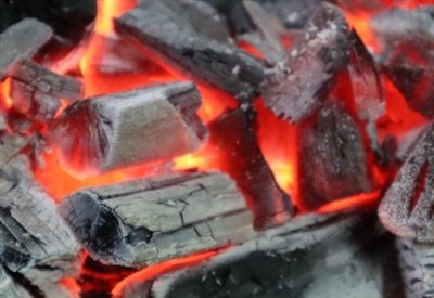 バーベキューなどで使われる赤く燃えている炭